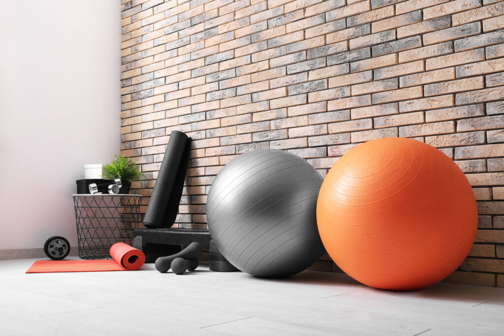 Verschiedene Physiotherapiegeräte im Raum