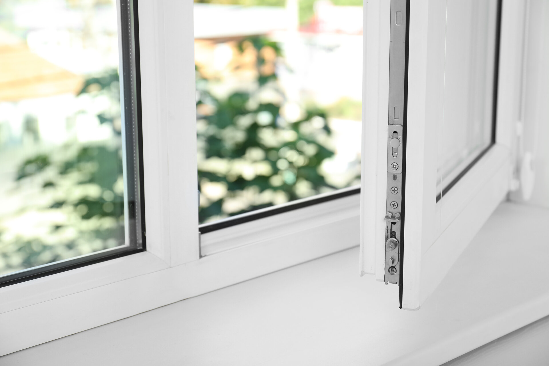 Modernes Fenster im Innenbereich, Nahaufnahme. Haus innen