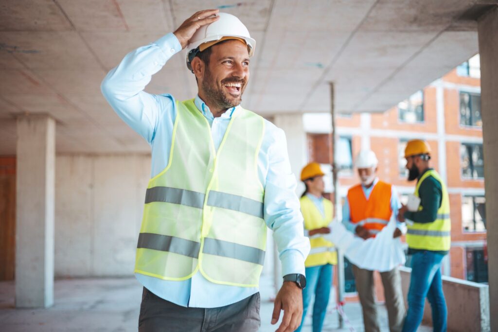 Lächelnder Bauingenieur
