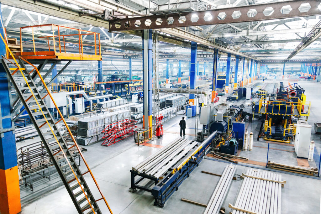 Industriehalle mit Werkzeugen