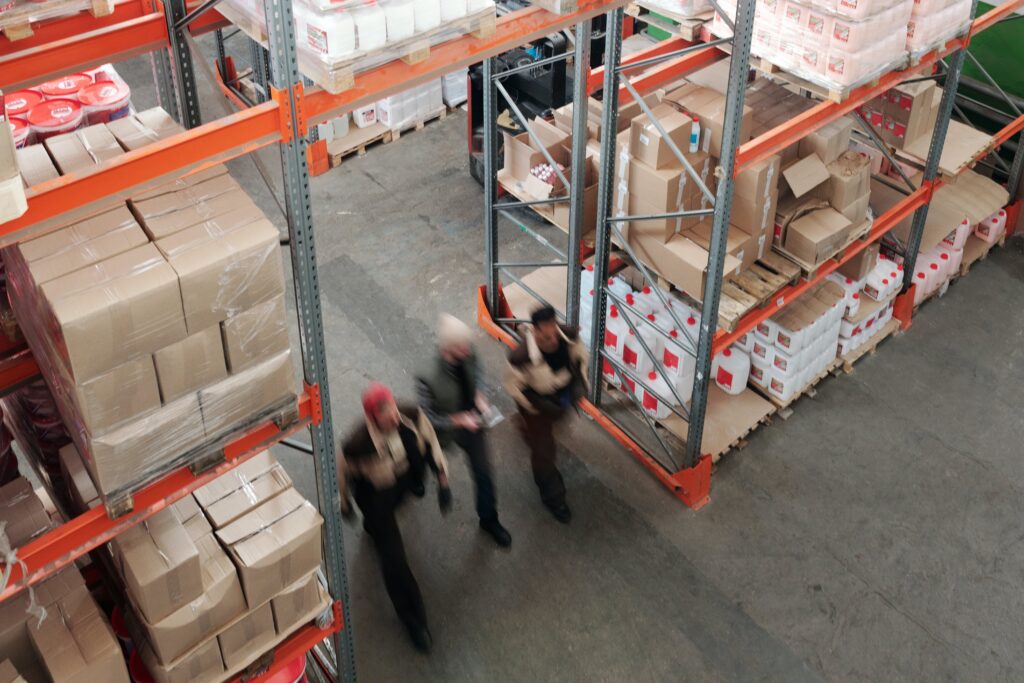 Arbeiter in einer Lagerhalle