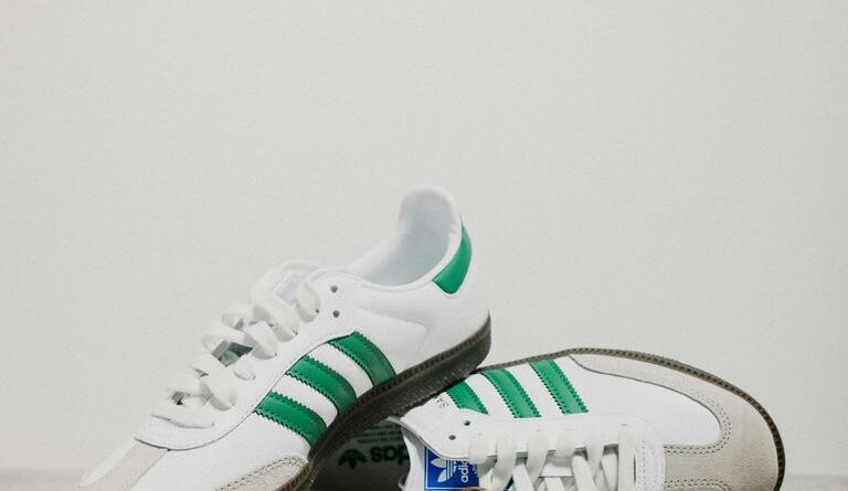 Ein Paar weiß-grüne adidas Samba Sneaker
