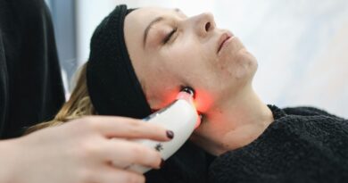 Frau erhält eine Gesichtspflege Behandlung mit roter Lichttherapie, eine moderne Technik zur Förderung einer gesunden und klaren Haut.