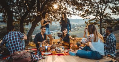 Gruppe von Freunden beim Essen, draußen in der Natur