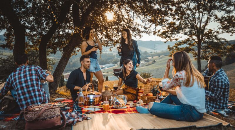 Gruppe von Freunden beim Essen, draußen in der Natur