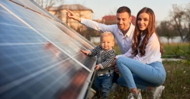 Eine Familie steht vor einer Solaranlage, die von einem SMA Sunny Tripower betrieben wird. Der Vater zeigt auf die Solarpanels, während das Kind neugierig die Anlage berührt, symbolisierend die Bedeutung von Solarenergie und nachhaltigem Energiemanagement für künftige Generationen.