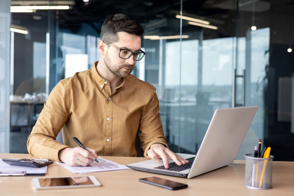 Eine Person sitzt an einem Laptop
