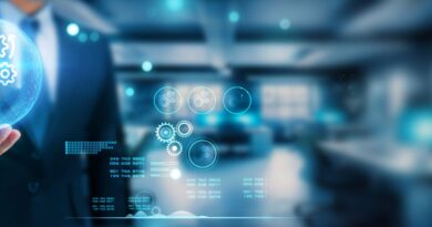 Hand hält digitale Zahnräder, Automatisierung von Prozessen durch AutoML Software