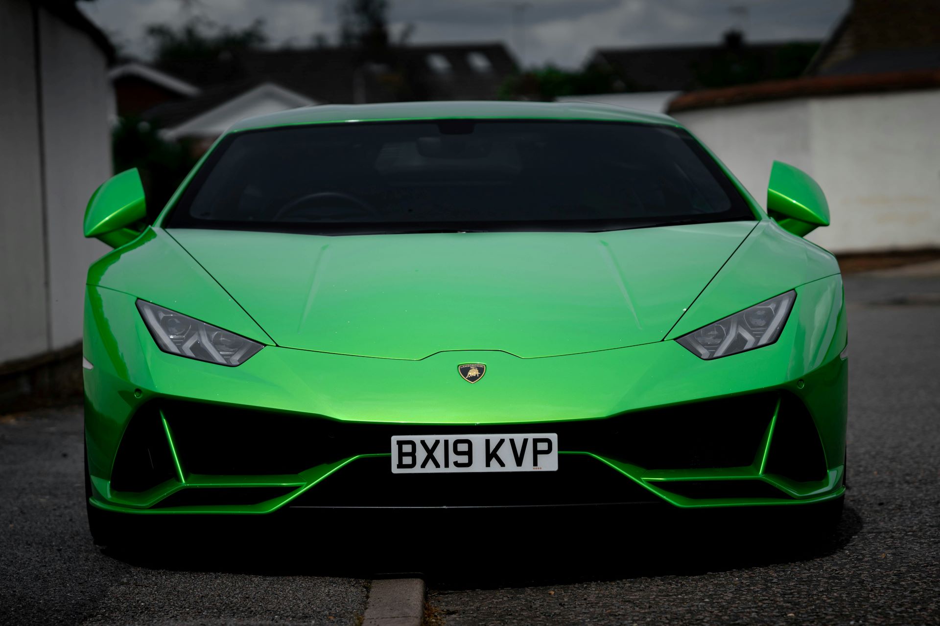 Frontansicht eines grünen Lamborghini Huracan