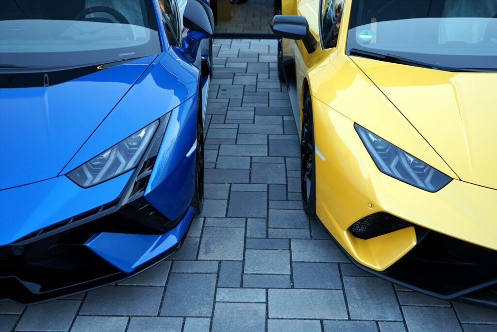 Blauer und gelber Lamborghini Huracan nebeneinander