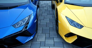 Blauer und gelber Lamborghini Huracan nebeneinander