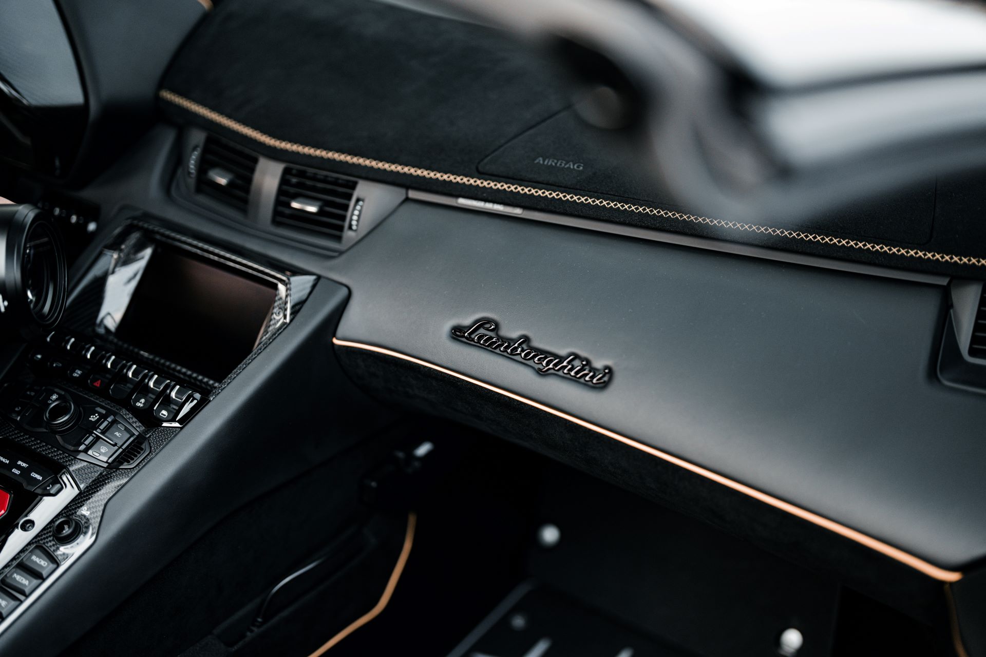 Innenraum des Lamborghini Huracan mit Logo