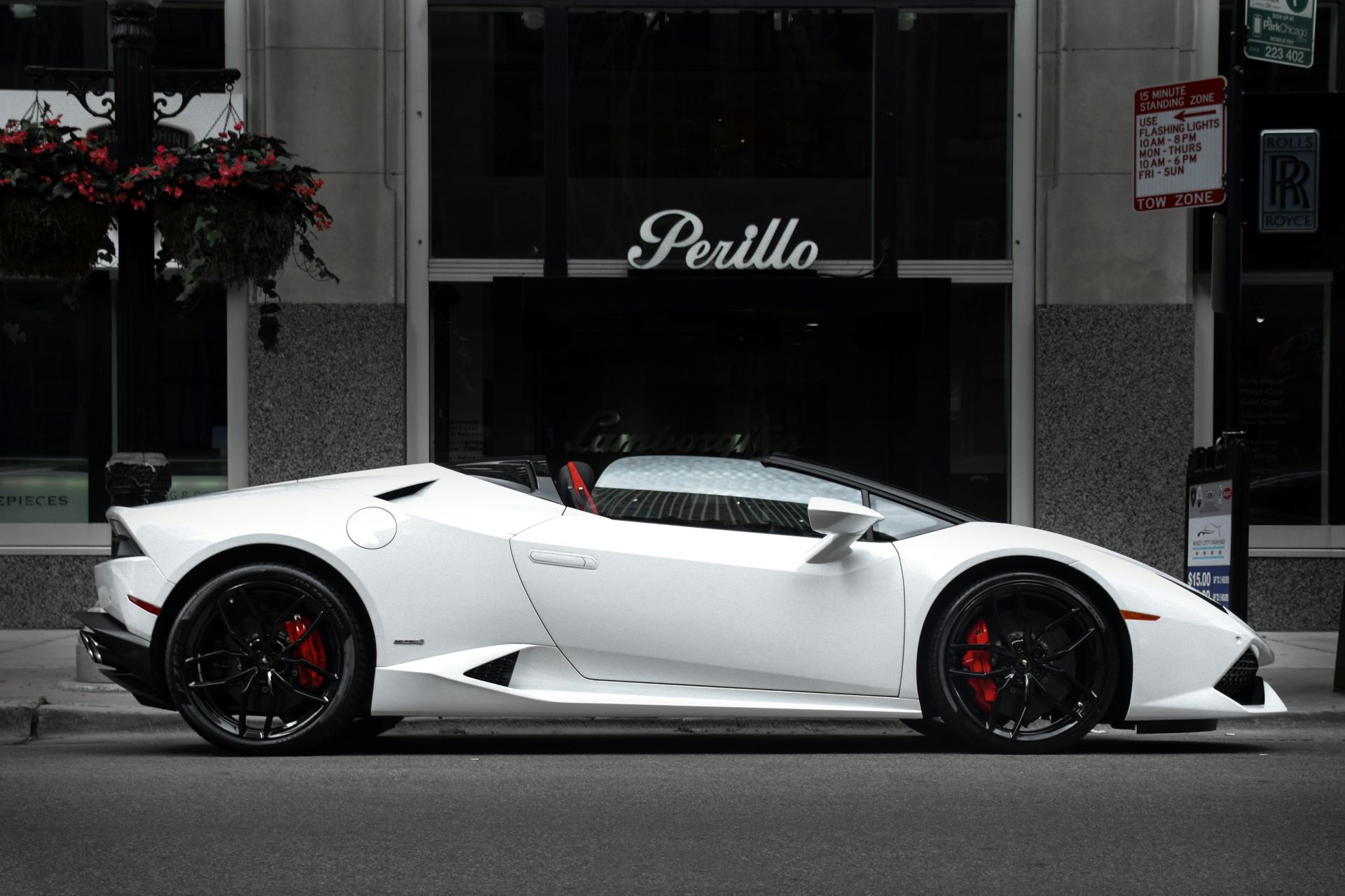 Weißer Lamborghini Huracan Cabrio vor einem Gebäude
