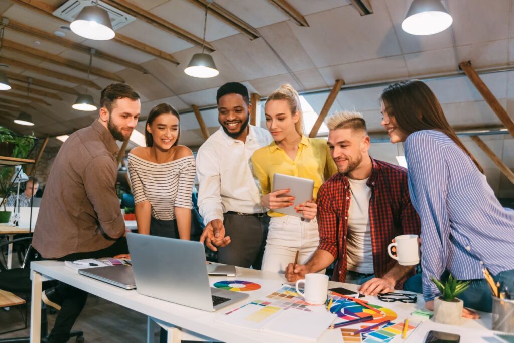 Gruppe von Kollegen, die in einem kreativen Workspace TikTok-Kampagnen strategisch planen – Zusammenarbeit in einer TikTok Agentur.