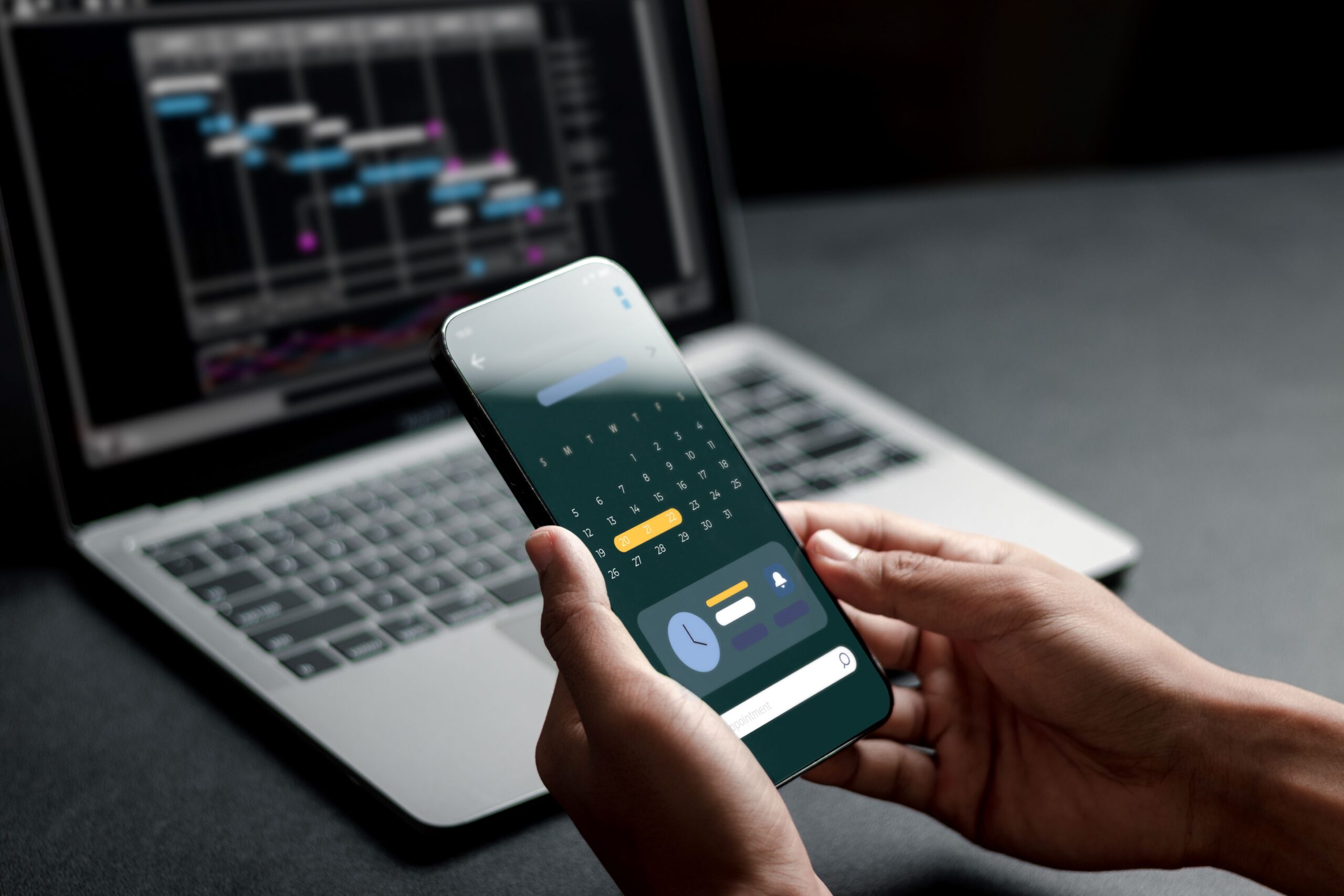 Eine Smartphone-App mit einem Kalender und einem Laptop