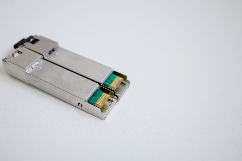 Transceiver im Detail – Netzwerkmodul für optische Datenübertragung auf weißem Hintergrund