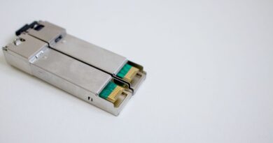 Transceiver im Detail – Netzwerkmodul für optische Datenübertragung auf weißem Hintergrund