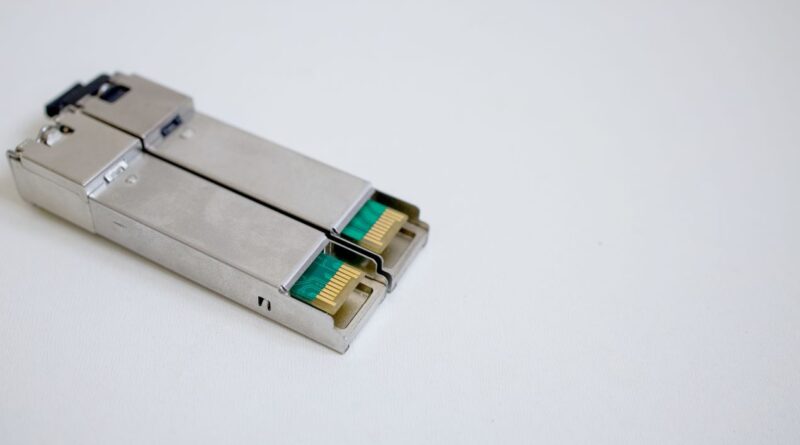 Transceiver im Detail – Netzwerkmodul für optische Datenübertragung auf weißem Hintergrund