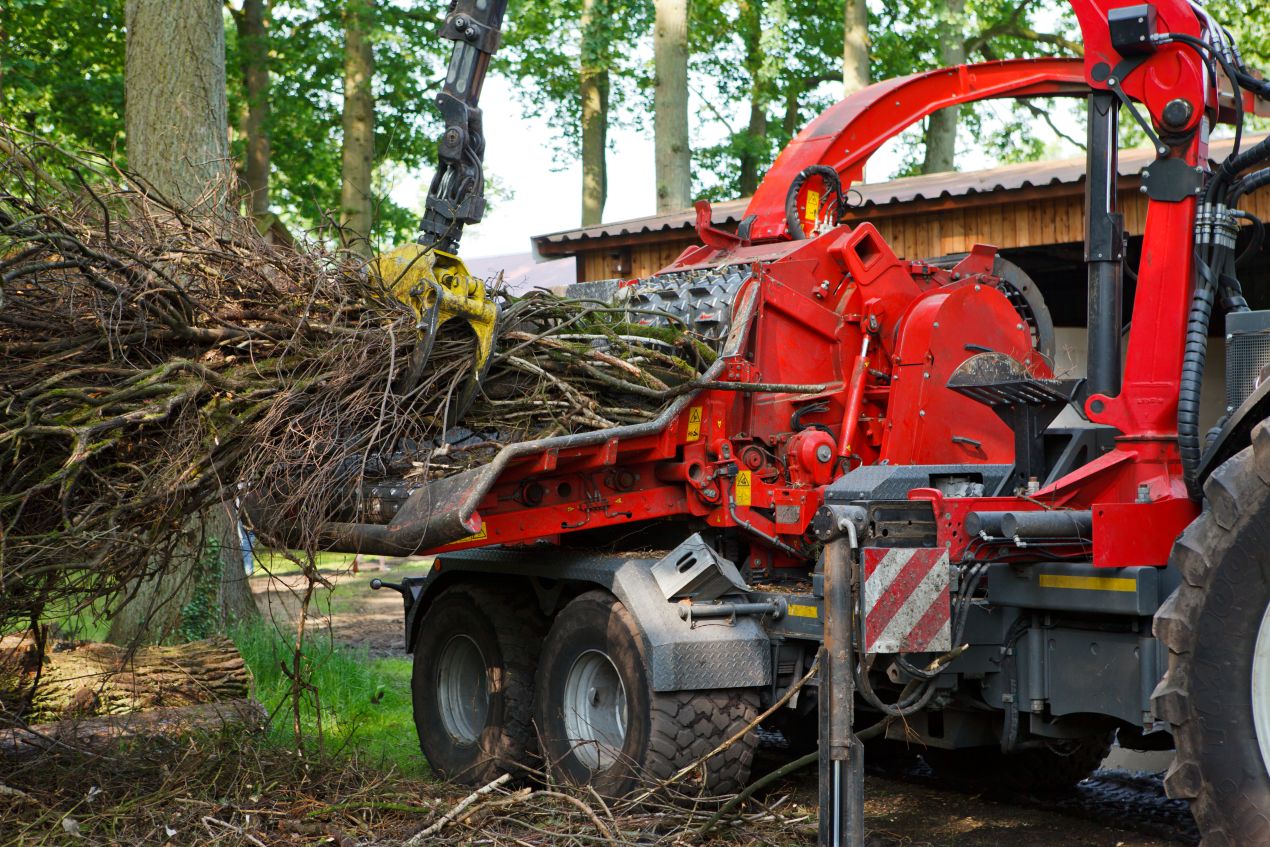 Traktorbetriebener Profi-Flaechenhaecksler zerkleinert Astwerk – Beispiel fuer effiziente Technik beim Flaechenhaecksler kaufen