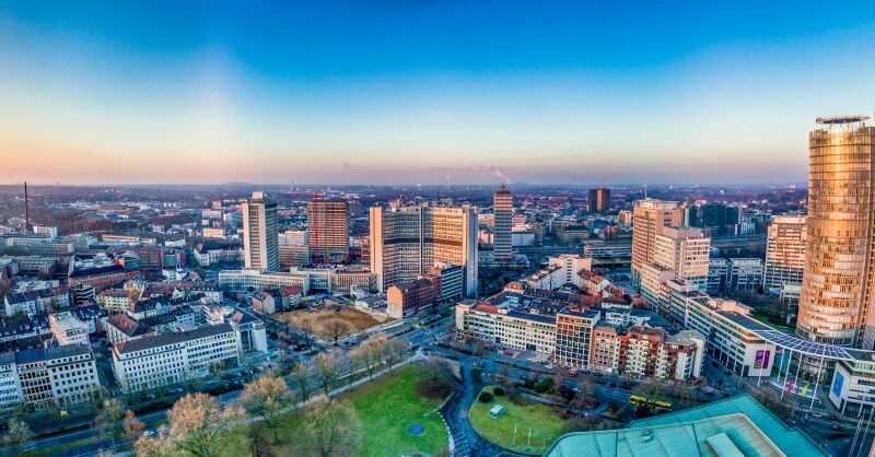 Panoramaaufnahme der Stadt Essen mit Skyline und zentralen Kliniken – Symbol fuer den Standortvorteil bei oralchirurgie essen