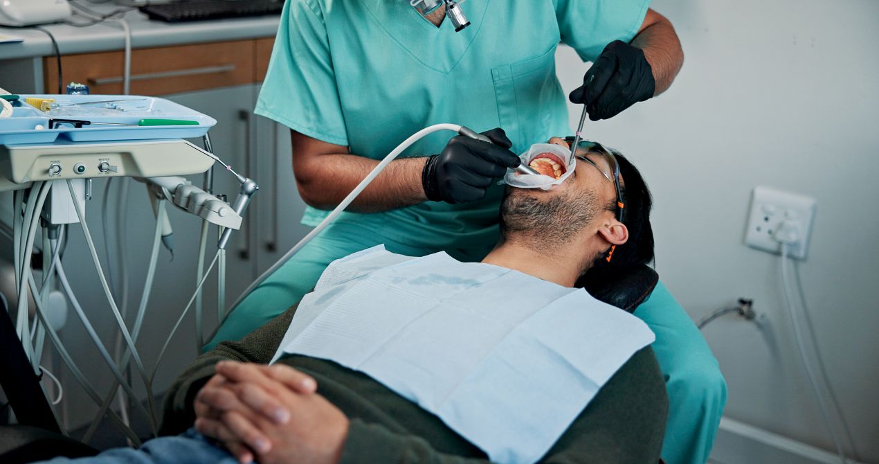 Ein Patient wird oralchirurgisch behandelt, waehrend ein Arzt moderne Geraete nutzt – beispielhaft fuer technikgestuetzte oralchirurgie essen