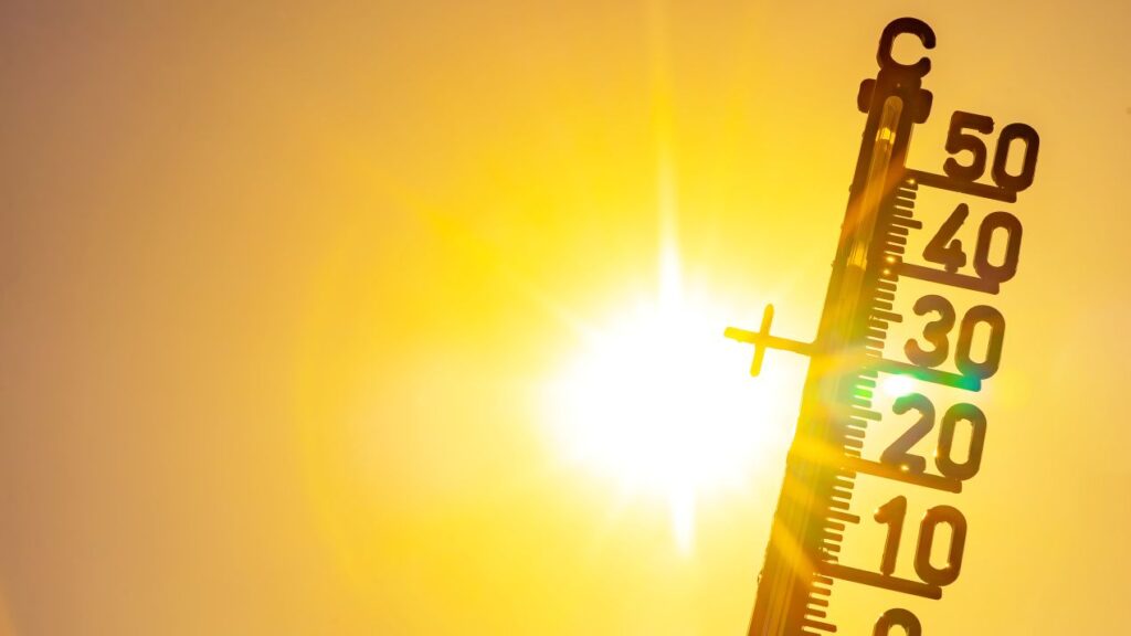 Gartenpavillons bei Hitze richtig planen – Thermometer zeigt hohe Temperaturen im Sommergarten