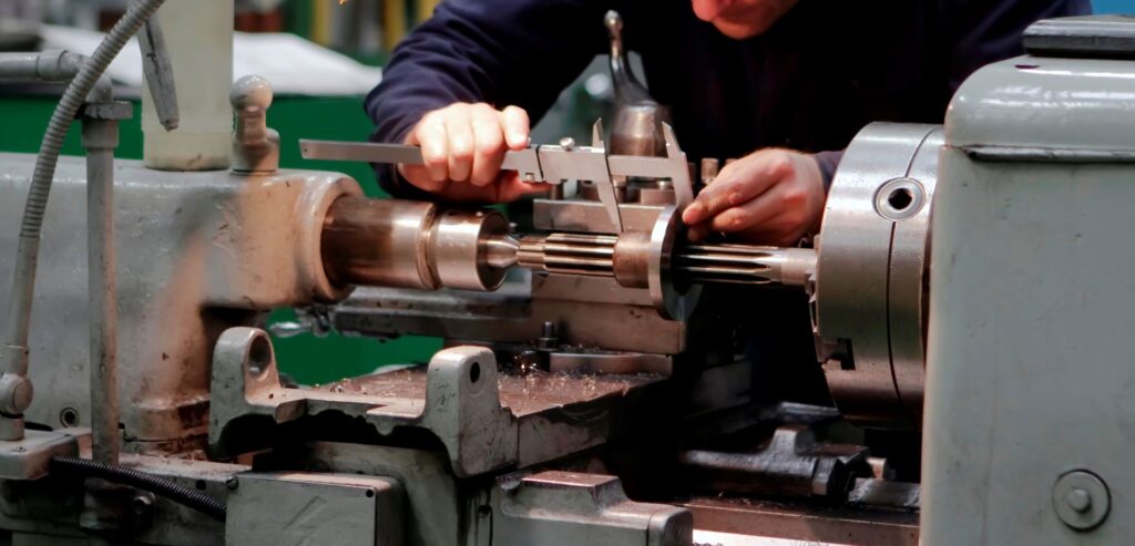 Techniker misst Metallbauteil mit Messschieber