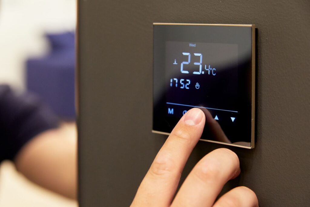 Nahaufnahme eines modernen Thermostats zur Temperaturregelung – ideal, um eine Fussbodenheizung nachzuruesten und Energie effizient zu nutzen