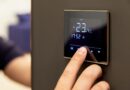 Nahaufnahme eines modernen Thermostats zur Temperaturregelung – ideal, um eine Fussbodenheizung nachzuruesten und Energie effizient zu nutzen