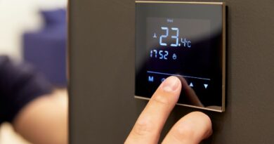 Nahaufnahme eines modernen Thermostats zur Temperaturregelung – ideal, um eine Fussbodenheizung nachzuruesten und Energie effizient zu nutzen