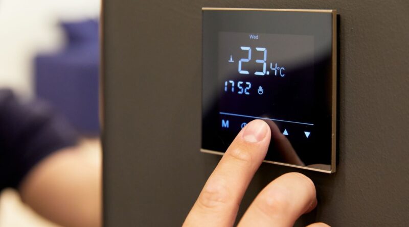 Nahaufnahme eines modernen Thermostats zur Temperaturregelung – ideal, um eine Fussbodenheizung nachzuruesten und Energie effizient zu nutzen