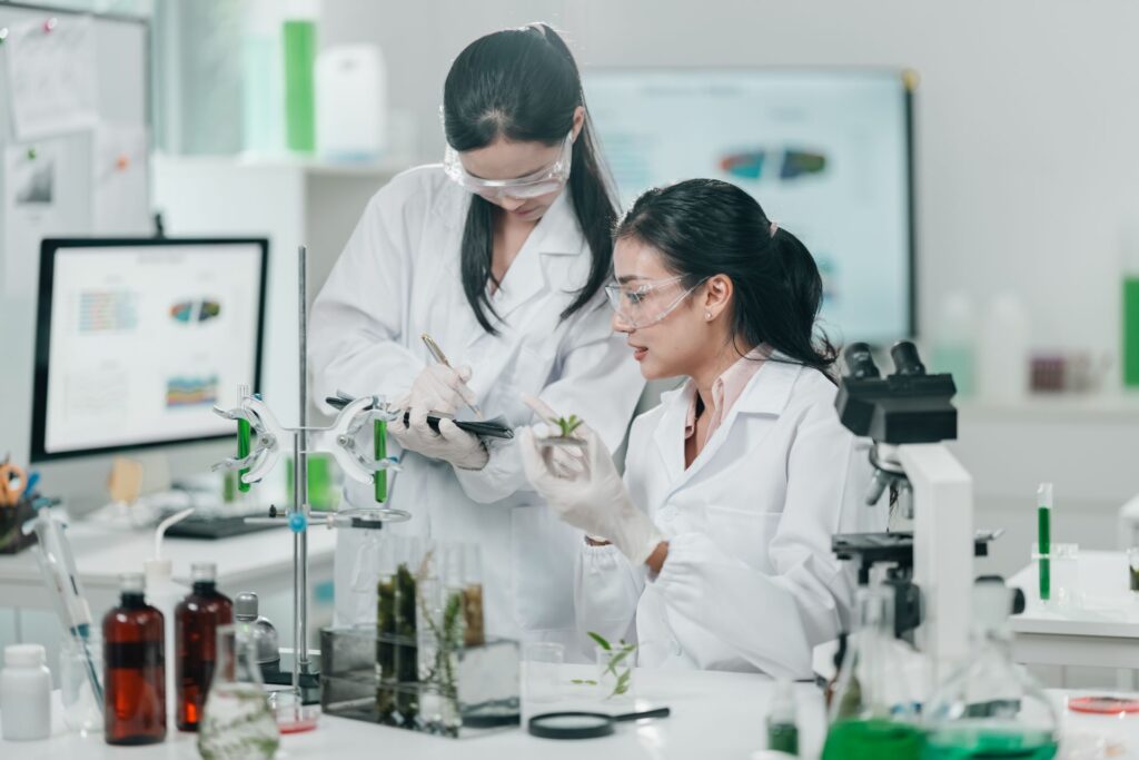 Zwei Wissenschaftlerinnen im Labor mit Pflanzenproben – dauerhafte Haarentfernung Essen
