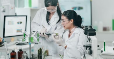 Zwei Wissenschaftlerinnen im Labor mit Pflanzenproben – dauerhafte Haarentfernung Essen