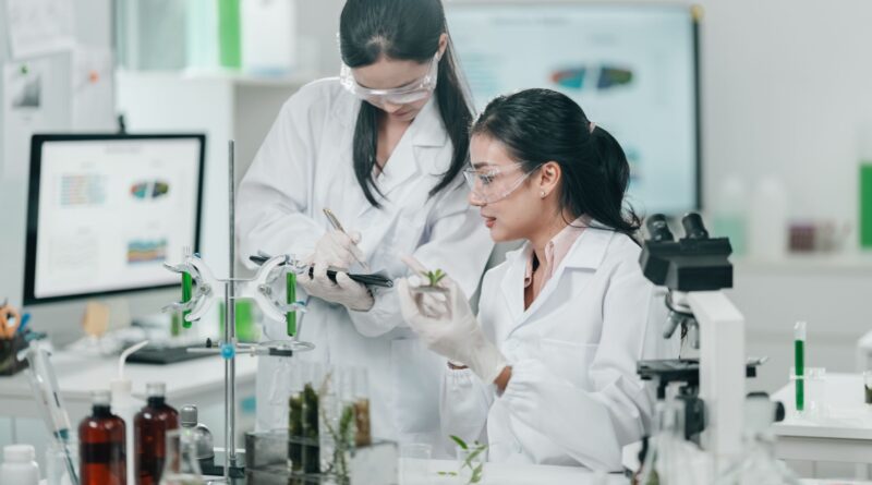 Zwei Wissenschaftlerinnen im Labor mit Pflanzenproben – dauerhafte Haarentfernung Essen