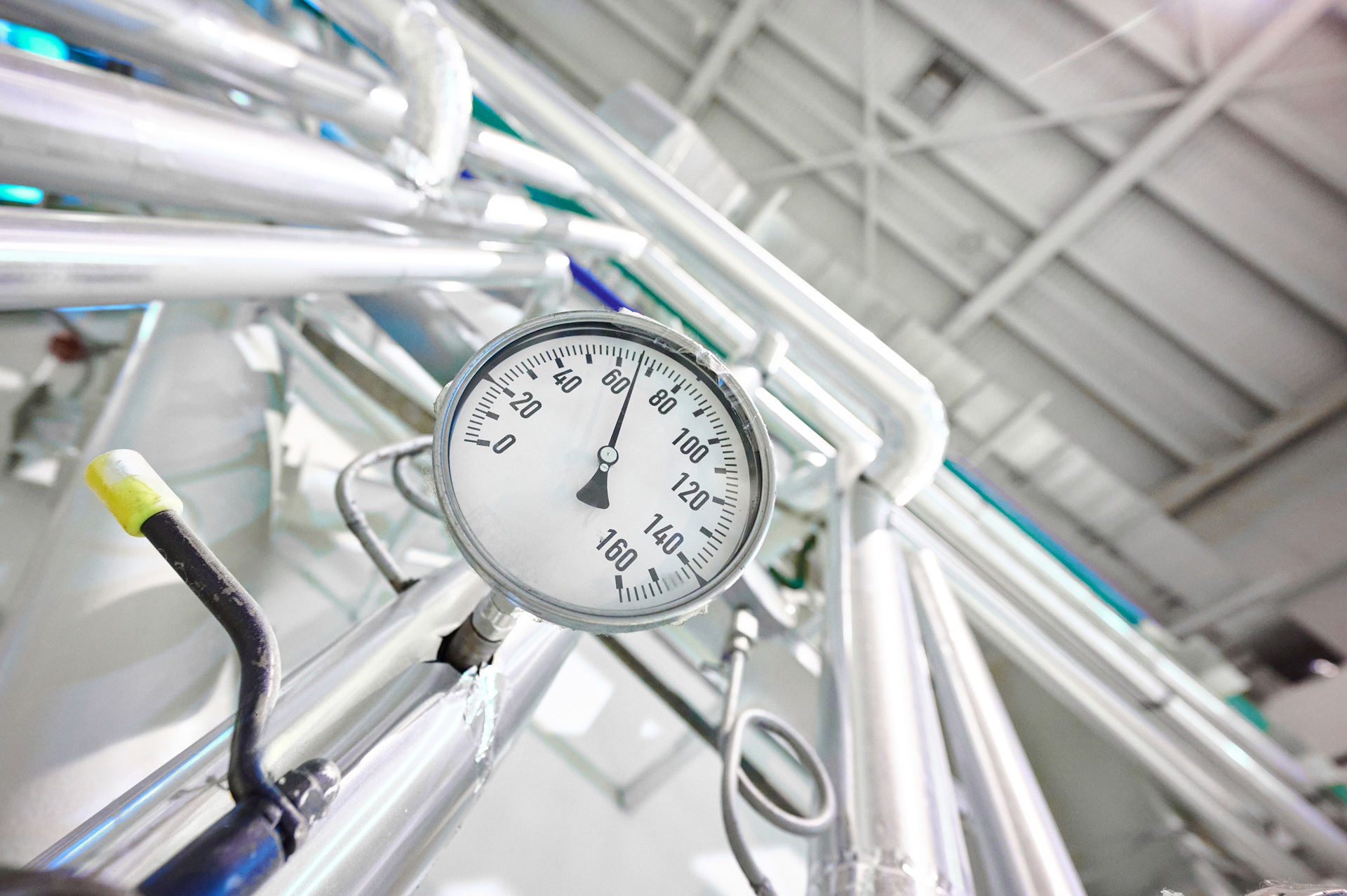 Manometer zeigt Druck im komplexen Rohrsystem | Begleitheizung Rohr