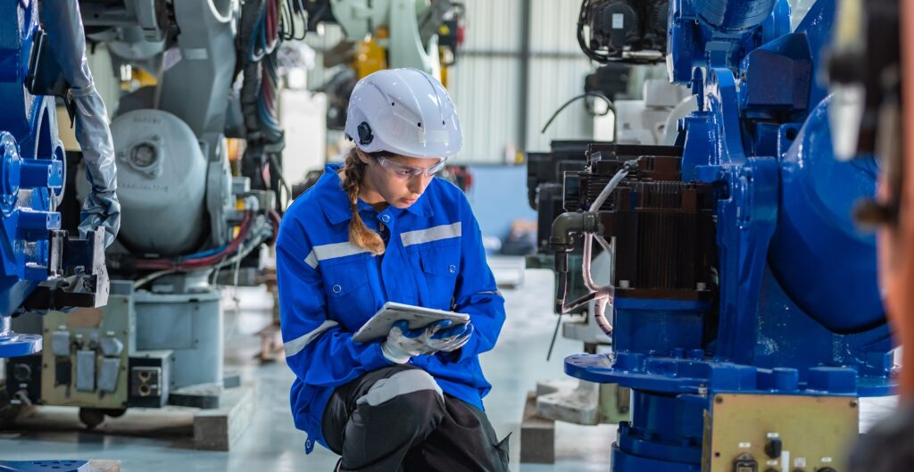 Fachkraft prüft Industrieanlage mit Tablet | Staubsauger Industrie