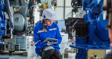 Fachkraft prüft Industrieanlage mit Tablet | Staubsauger Industrie