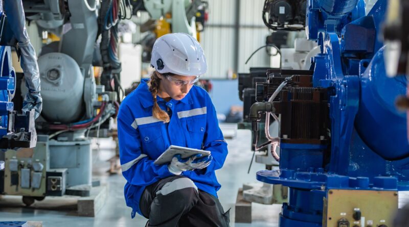 Fachkraft prüft Industrieanlage mit Tablet | Staubsauger Industrie